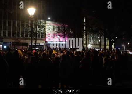 Bristol, Vereinigtes Königreich, 14. Februar 2023. Candlelight-Wache auf College Green für Trans Teenager Brianna Ghey, die am Samstag in Cheshire ermordet aufgefunden wurde. Stockfoto