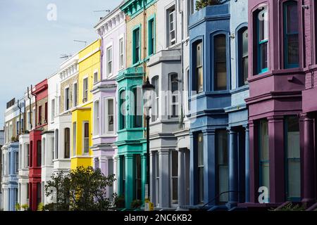 Farbenfrohe Terrassenhäuser in einer Wohnstraße in Notting Hill, London, England, Großbritannien Stockfoto