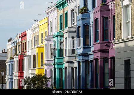 Farbenfrohe Terrassenhäuser in einer Wohnstraße in Notting Hill, London, England, Großbritannien Stockfoto
