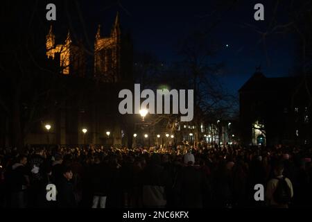 Bristol, Vereinigtes Königreich, 14. Februar 2023. Candlelight-Wache auf College Green für Trans Teenager Brianna Ghey, die am Samstag in Cheshire ermordet aufgefunden wurde. Stockfoto