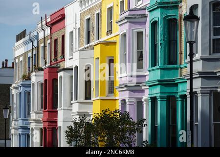 Farbenfrohe Terrassenhäuser in einer Wohnstraße in Notting Hill, London, England, Großbritannien