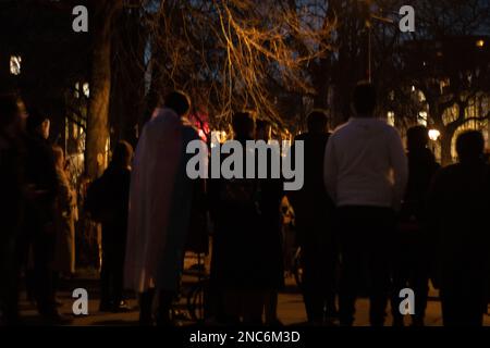 Bristol, Vereinigtes Königreich, 14. Februar 2023. Candlelight-Wache auf College Green für Trans Teenager Brianna Ghey, die am Samstag in Cheshire ermordet aufgefunden wurde. Stockfoto