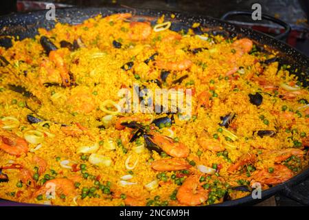 Paella mit Meeresfrüchten auf traditioneller Pfanne Stockfoto