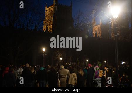 Bristol, Vereinigtes Königreich, 14. Februar 2023. Candlelight-Wache auf College Green für Trans Teenager Brianna Ghey, die am Samstag in Cheshire ermordet aufgefunden wurde. Stockfoto