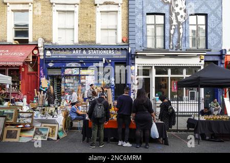 Geschäfte auf dem Portobello Road Market in Notting Hill, London, England, Großbritannien Stockfoto