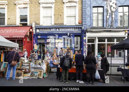 Geschäfte auf dem Portobello Road Market in Notting Hill, London, England, Großbritannien Stockfoto