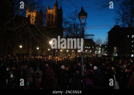 Bristol, Vereinigtes Königreich, 14. Februar 2023. Candlelight-Wache auf College Green für Trans Teenager Brianna Ghey, die am Samstag in Cheshire ermordet aufgefunden wurde. Stockfoto