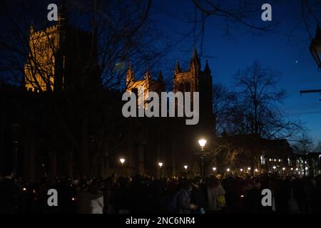 Bristol, Vereinigtes Königreich, 14. Februar 2023. Candlelight-Wache auf College Green für Trans Teenager Brianna Ghey, die am Samstag in Cheshire ermordet aufgefunden wurde. Stockfoto