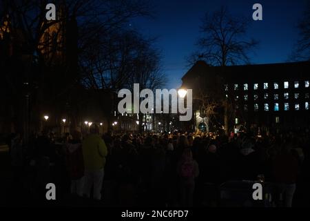 Bristol, Vereinigtes Königreich, 14. Februar 2023. Candlelight-Wache auf College Green für Trans Teenager Brianna Ghey, die am Samstag in Cheshire ermordet aufgefunden wurde. Stockfoto