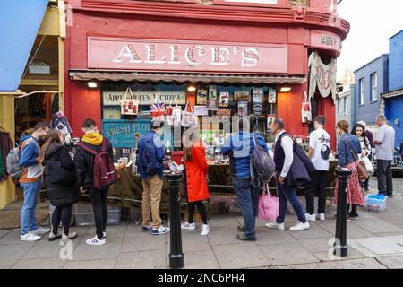 Alice's Antique Shop in Portobello Road Market in Notting Hill, London, England, Großbritannien Stockfoto