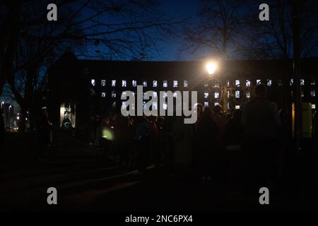 Bristol, Vereinigtes Königreich, 14. Februar 2023. Candlelight-Wache auf College Green für Trans Teenager Brianna Ghey, die am Samstag in Cheshire ermordet aufgefunden wurde. Stockfoto