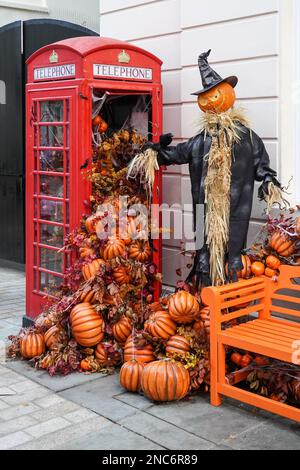 Halloween-Dekorationen vor einem Geschäft in London, England, Großbritannien Stockfoto