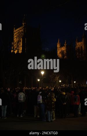 Bristol, Vereinigtes Königreich, 14. Februar 2023. Candlelight-Wache auf College Green für Trans Teenager Brianna Ghey, die am Samstag in Cheshire ermordet aufgefunden wurde. Stockfoto