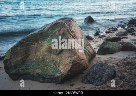 Ein Felsbrocken am Ufer der Ostsee Stockfoto