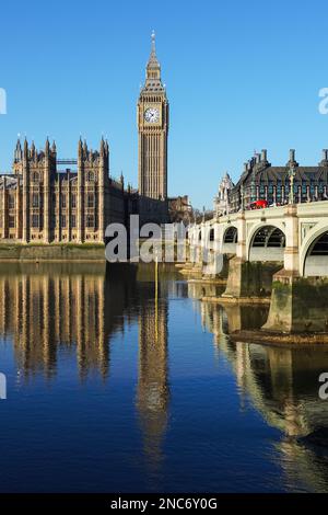 Themse mit Westminster Bridge, dem Big Ben Uhrenturm und dem Palace of Westminster, London England Großbritannien Stockfoto
