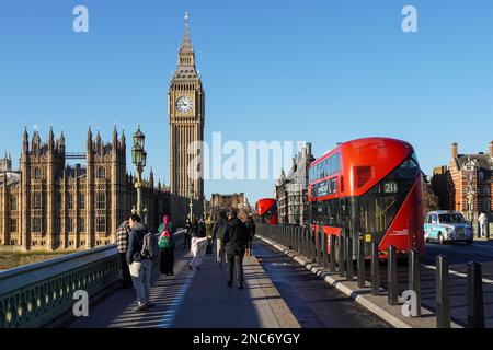 Touristen auf der Westminster Bridge mit dem Big Ben Uhrenturm und dem Palace of Westminster im Hintergrund, London England Großbritannien Stockfoto