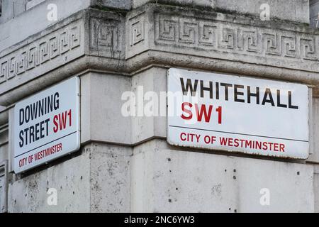 Downing Street und Whitehall Street mit Namensschildern in London, England, Großbritannien Stockfoto