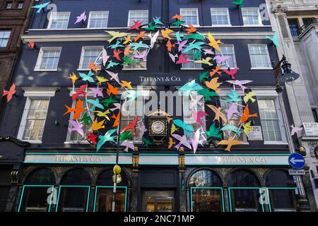 Weihnachtsdekorationen im Juweliergeschäft Tiffany & Co in der Old Bond Street in Mayfair London, England, Großbritannien Stockfoto