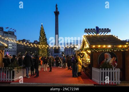 Weihnachtsmarkt und Weihnachtsbaum am Trafalgar Square, London, England, Großbritannien Stockfoto
