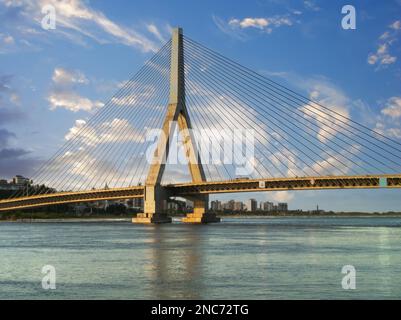 Wunderschöne Aussicht mit der kabelgebundenen Jorge Amado Brücke in Ilhéus, Bahia, Brasilien. Stockfoto