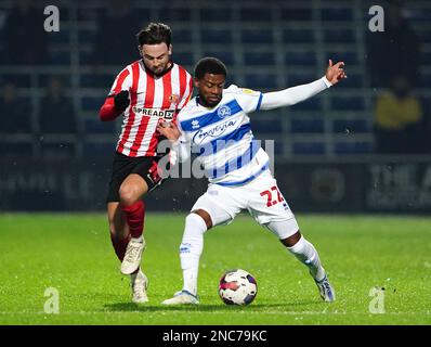 Patrick Roberts von Sunderland (links) und Kenneth Paal von Queens Park Rangers kämpfen beim Sky Bet Championship-Spiel in der Loftus Road, London, um den Ball. Foto: Dienstag, 14. Februar 2023. Stockfoto