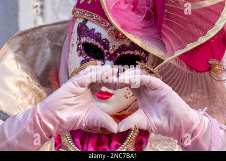 Maskenfeier feiern am 11. Februar 2023 den Karneval in Venedig, Italien. Stockfoto