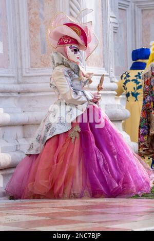 Maskenfeier feiern am 11. Februar 2023 den Karneval in Venedig, Italien. Stockfoto