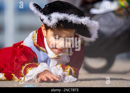 Maskenfeier feiern am 11. Februar 2023 den Karneval in Venedig, Italien. Stockfoto