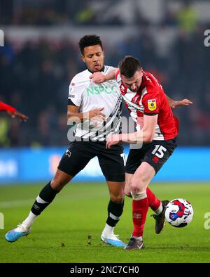 Paudie O'Connor von Lincoln City (rechts) und Korey Smith von Derby County kämpfen während des Spiels Sky Bet League One im Pride Park Stadium, Derby, um den Ball. Foto: Dienstag, 14. Februar 2023. Stockfoto