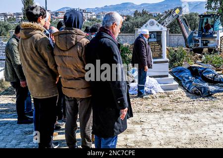 Die Trauernden beten für die Leichen der drei Kinder, die im Erdbebenwrack der Hatay getötet wurden. Eine Familie begrub ihre 3 Kinder, die bei dem Erdbeben verloren gingen. Stockfoto