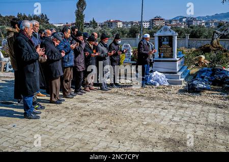 Die Trauernden beten für die Leichen der drei Kinder, die im Erdbebenwrack der Hatay getötet wurden. Eine Familie begrub ihre 3 Kinder, die bei dem Erdbeben verloren gingen. Stockfoto