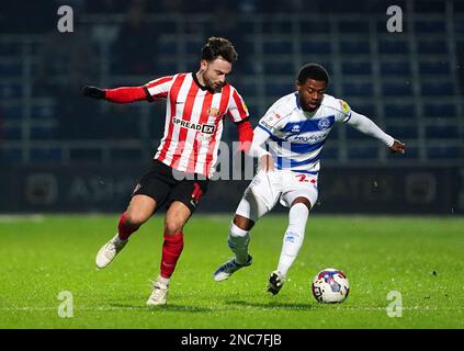 Patrick Roberts von Sunderland (links) und Kenneth Paal von Queens Park Rangers kämpfen beim Sky Bet Championship-Spiel in der Loftus Road, London, um den Ball. Foto: Dienstag, 14. Februar 2023. Stockfoto