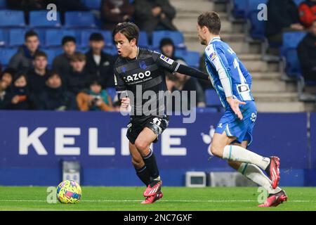 Barcelona, Spanien. 13/02/2023, Takefusa Kubo von Real Sociedad in Aktion während des Spiels La Liga zwischen RCD Espanyol und Real Sociedad im RCDE-Stadion in Barcelona, Spanien. (Foto von Gerard Franco Dax Images) Stockfoto