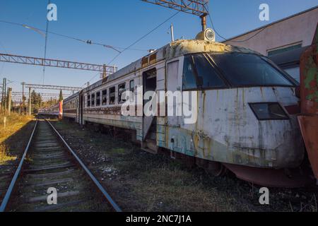 Ein alter verlassener, kaputter Hochgeschwindigkeitszug auf der Eisenbahn. Stockfoto