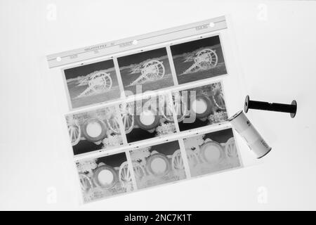 Die Beliebtheit der Filmfotografie ist explosionsartig gestiegen. Dieses Foto zeigt einen Satz 6x7-Negative mit Hüllen sowie eine Rolle 120 und eine Aufnahme Stockfoto