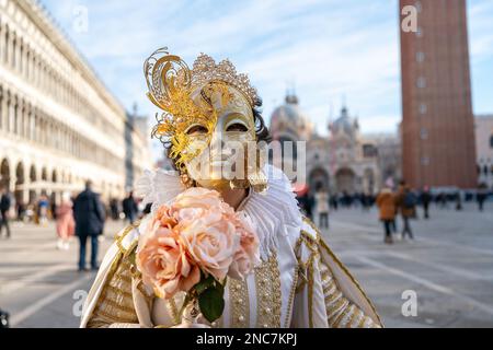 Maskenfeier feiern am 11. Februar 2023 den Karneval in Venedig, Italien. Stockfoto