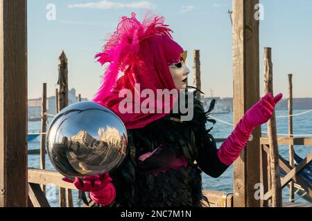 Maskenfeier feiern am 11. Februar 2023 den Karneval in Venedig, Italien. Stockfoto