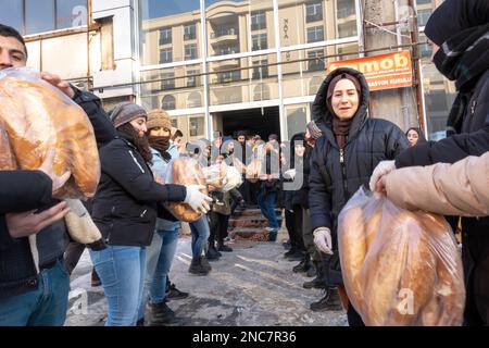 Freiwillige bereiten Vorräte für Familien vor, die vom Erdbeben in der Türkei im Februar 2023 betroffen waren. Lieferwagen, Türkei Stockfoto