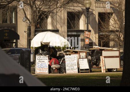 Washington, Usa. 14. Februar 2023. Daniel Kingery sitzt unter seinem Schirm am McPherson Square in Washington, D.C. am Dienstag, den 14. Februar 2023. Kingery lebt seit April 2020 auf dem Platz. Das Mitglied des DC Council Robert White (D-at Large) bittet den National Park Service, seine Pläne zur Räumung des großen Obdachlosenlagers am McPherson Square am 15. Februar aufzuschieben. Foto: Ken Cedeno/UPI Credit: UPI/Alamy Live News Stockfoto