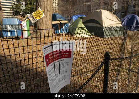 Washington, Usa. 14. Februar 2023. Am Dienstag, den 14. Februar 2023, befindet sich am McPherson Square in Washington, DC, ein Schild mit der Aufschrift „Enforcement of No Camping Regulations“. Das Mitglied des DC Council Robert White (D-at Large) bittet den National Park Service, seine Pläne zur Räumung des großen Obdachlosenlagers am McPherson Square am 15. Februar aufzuschieben. Foto: Ken Cedeno/UPI Credit: UPI/Alamy Live News Stockfoto