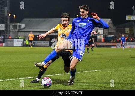 Caleb Taylor (14 Cheltenham Town), herausgefordert von Joe Ironside (9 Cambridge United) während des Spiels der Sky Bet League 1 zwischen Cambridge United und Cheltenham Town im R Costings Abbey Stadium, Cambridge, am Dienstag, den 14. Februar 2023. (Foto: Kevin Hodgson | MI News) Guthaben: MI News & Sport /Alamy Live News Stockfoto