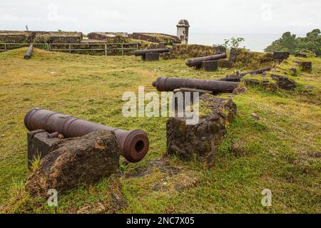 Kanonen an den Ruinen von Fort San Lorenzo, an der Mündung des Flusses Chagres an der Karibikküste von Panama, nahe Colon. Es wurde von den Spaniern gebaut Stockfoto