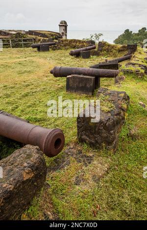 Kanonen an den Ruinen von Fort San Lorenzo, an der Mündung des Flusses Chagres an der Karibikküste von Panama, nahe Colon. Es wurde von den Spaniern gebaut Stockfoto