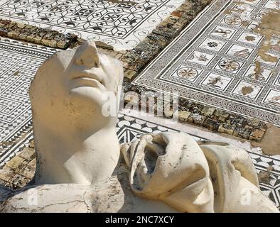 Einige wertvolle und gut erhaltene Statuen in Italica, einer der ersten und wichtigsten römischen Kolonien in Spanien (Sevilla) Stockfoto