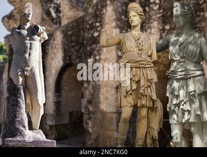 Einige wertvolle und gut erhaltene Statuen in Italica, einer der ersten und wichtigsten römischen Kolonien in Spanien (Sevilla) Stockfoto