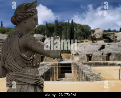 Das Amphitheater von Italica, eine der ersten römischen Kolonien in Spanien (Sevilla), war auch der Geburtsort von zwei wichtigen Kaisern, Trajan und Hadrian Stockfoto