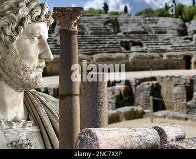 Das Amphitheater von Italica, eine der ersten römischen Kolonien in Spanien (Sevilla), war auch der Geburtsort von zwei wichtigen Kaisern, Trajan und Hadrian Stockfoto