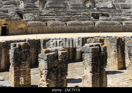 Das Amphitheater von Italica, eine der ersten römischen Kolonien in Spanien (Sevilla), war auch der Geburtsort von zwei wichtigen Kaisern, Trajan und Hadrian Stockfoto