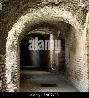 Das Amphitheater von Italica, eine der ersten römischen Kolonien in Spanien (Sevilla), war auch der Geburtsort von zwei wichtigen Kaisern, Trajan und Hadrian Stockfoto