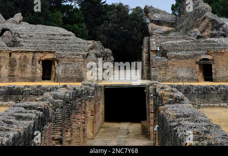 Das Amphitheater von Italica, eine der ersten römischen Kolonien in Spanien (Sevilla), war auch der Geburtsort von zwei wichtigen Kaisern, Trajan und Hadrian Stockfoto